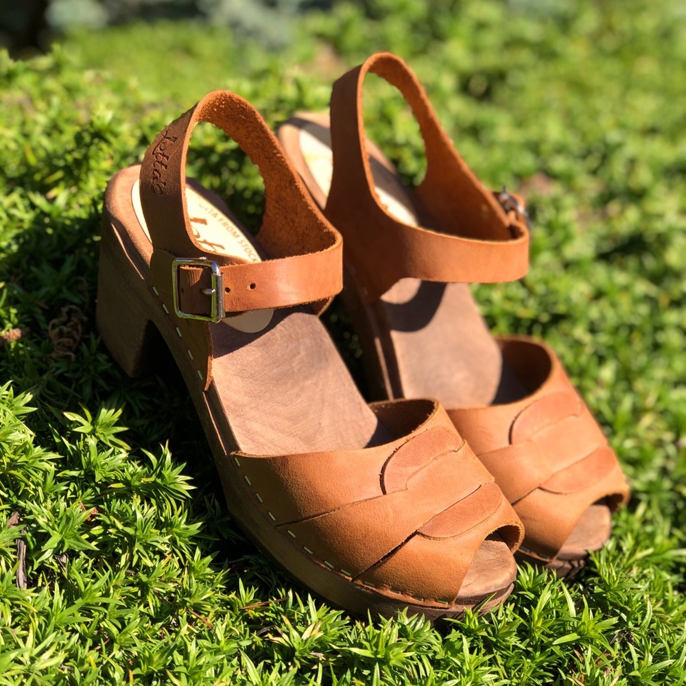 • Lotta Peep Toe Clogs •